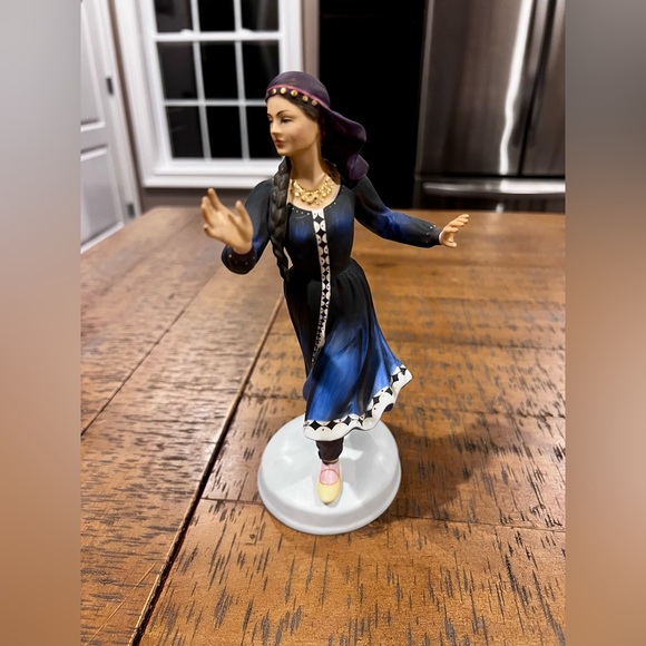 Royal Doulton Dancers of the World Kurdish Dancer – Signed! - Picture 3 of 9